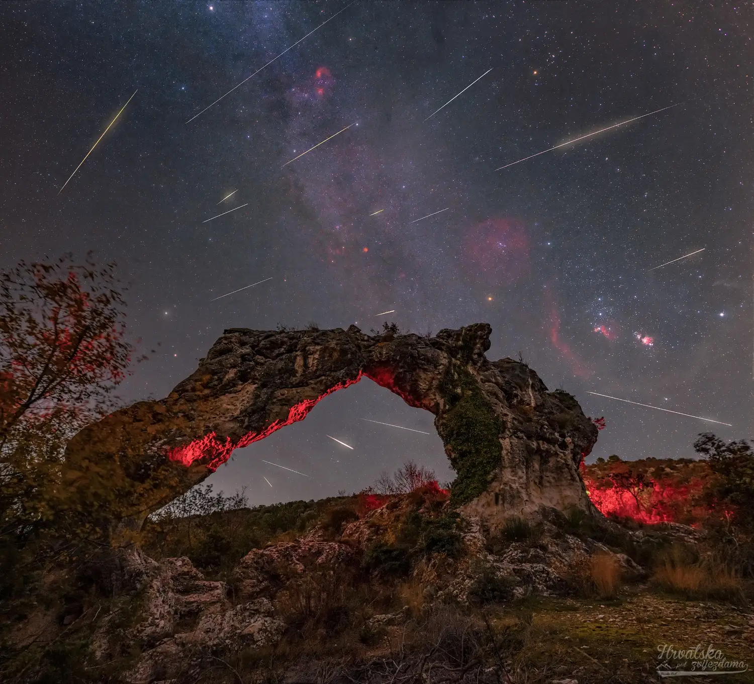 Prirodni kameni luk Koloč na Braču pod zvjezdanim nebom tijekom meteorske kiše Geminida.Zasluge: Branko Nađ.