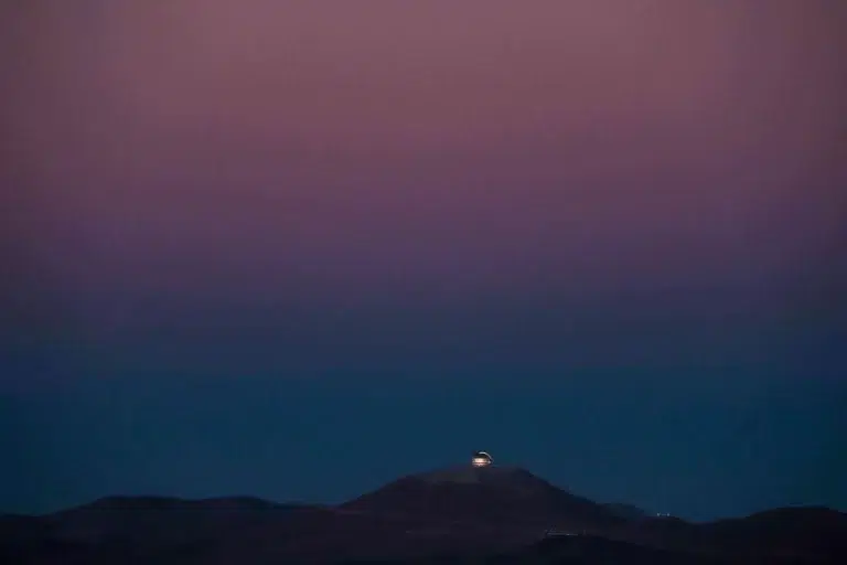 Extremely Large Telescope (ELT), koji gradi Europski južni opservatorij (ESO), vidi se na horizontu u pustinji Atacami u Čileu, u utorak 14. travnja 2026. godine. Zasluge: AP Photo/Esteban Felix