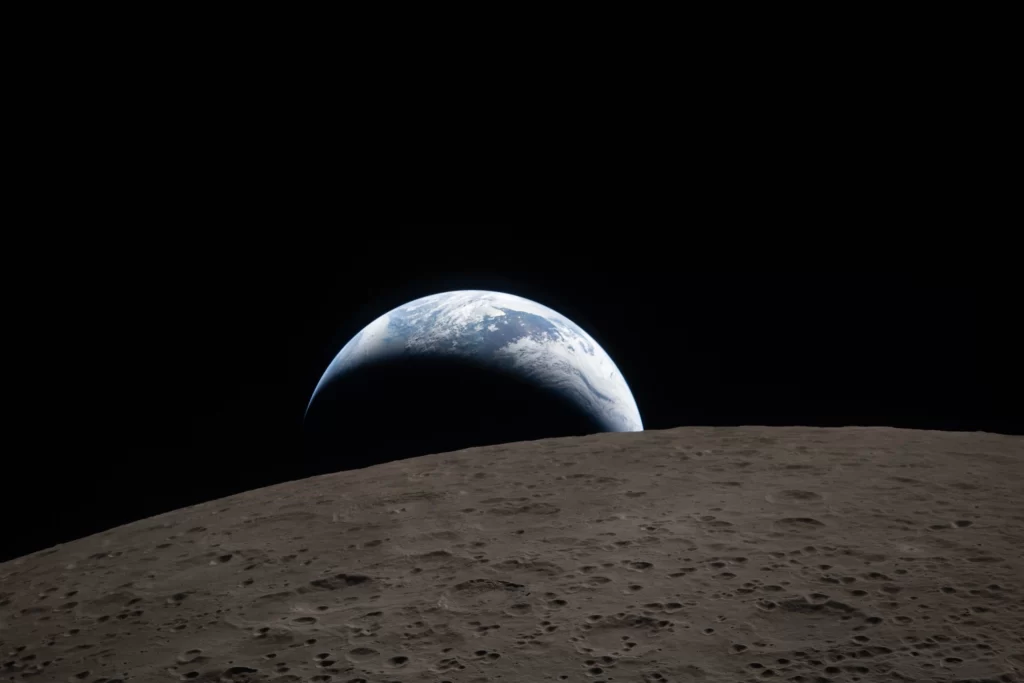 Na ovoj slici koju je objavila NASA vidi se kadar koji je posada misije Artemis II snimila u ponedjeljak, 6. travnja 2026., tijekom leta oko Mjeseca, a prikazuje Zemlju pri zalasku iza mjesečeva obzorja. Zasluge: NASA/AP