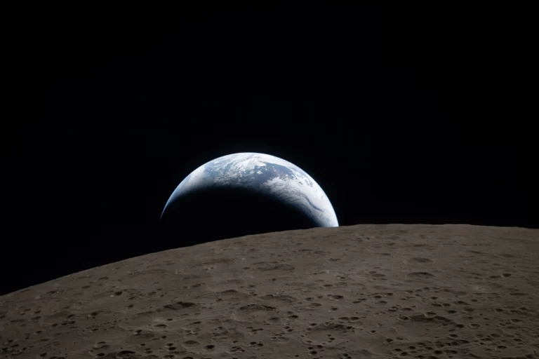 Na ovoj slici koju je objavila NASA vidi se kadar koji je posada misije Artemis II snimila u ponedjeljak, 6. travnja 2026., tijekom leta oko Mjeseca, a prikazuje Zemlju pri zalasku iza mjesečeva obzorja. Zasluge: NASA/AP