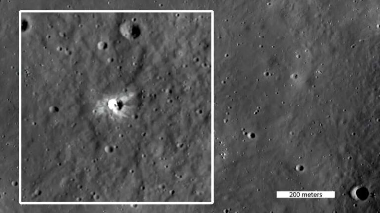 Tim LROC-a otkrio je novi krater koji je nastao nakon što je sonda LRO ušla u orbitu, a na gornjoj se slici prepoznaje po svijetlim zrakama izbačenog materijala. Zasluge: NASA/GSFC/Sveučilište Arizona State