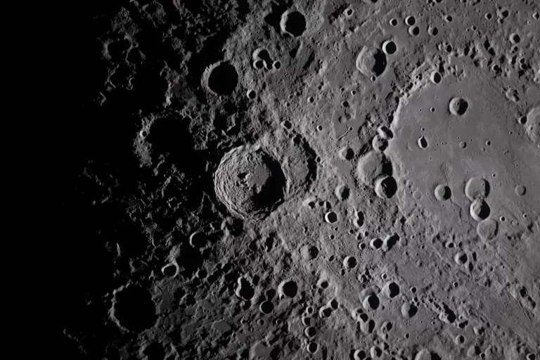 Na ovoj slici koju je objavila NASA vidi se kadar koji je posada misije Artemis II snimila tijekom preleta pokraj Mjeseca, a prikazuje krater Vavilov na njegovoj površini, u ponedjeljak, 6. travnja 2026. Zasluge: NASA/AP