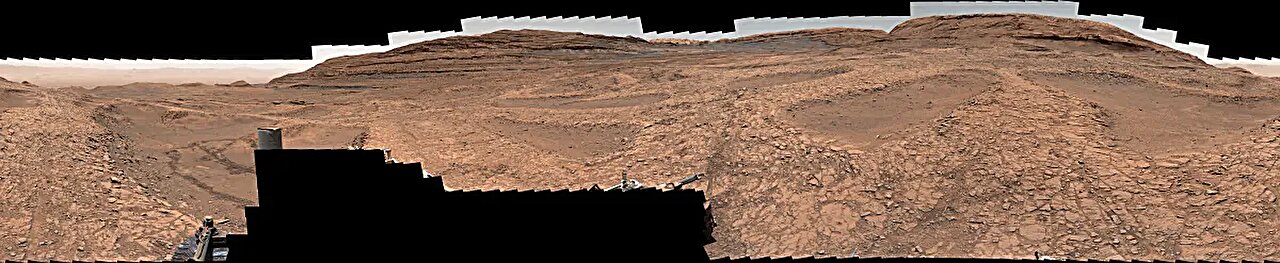 NASA-in rover Curiosity snimio je ovaj panoramski prikaz od 360 stupnjeva između 9. studenoga i 7. prosinca 2025. godine. Panorama prikazuje područje ispunjeno niskim grebenima poznatim kao boxwork formacije. S 1,5 milijardi piksela, riječ je o jednoj od najvećih panorama koje je Curiosity dosad snimio. Zasluge: NASA