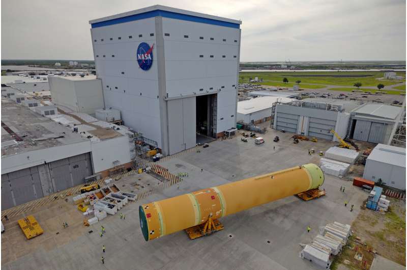 NASA je 20. travnja u New Orleansu iz svojeg pogona Michoud Assembly Facility premjestila središnji stupanj, odnosno najveći dio rakete SLS (Space Launch System), koja će 2027. ponijeti posadu misije Artemis III, na NASA-ino plovilo Pegasus. Zasluge: NASA / Michael DeMocker