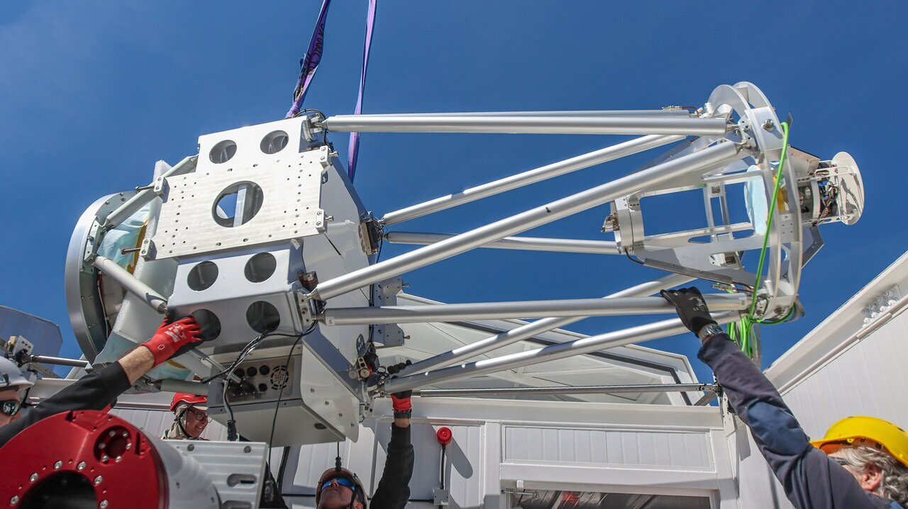 Sunčev teleskop PoET na lokaciji Paranal prikupljat će Sunčevu svjetlost i preusmjeravati je prema instrumentu ESPRESSO Europskog južnog opservatorija, koji će snimati vrlo detaljne spektre cijelog Sunca, ali i pojedinih područja poput Sunčevih pjega. Upravo će ta opažanja biti ključna za razumijevanje "šuma" koji slične pojave na drugim zvijezdama unose u promatranja usmjerena na otkrivanje egzoplaneta oko njih. Glavni teleskop sustava PoET, prikazan ovdje tijekom spuštanja u svoju kupolu, ima zrcalo promjera 60 centimetara. PoET ima i drugi, manji teleskop koji prikuplja svjetlost s cijelog Sunčeva diska. Zasluge: ESO