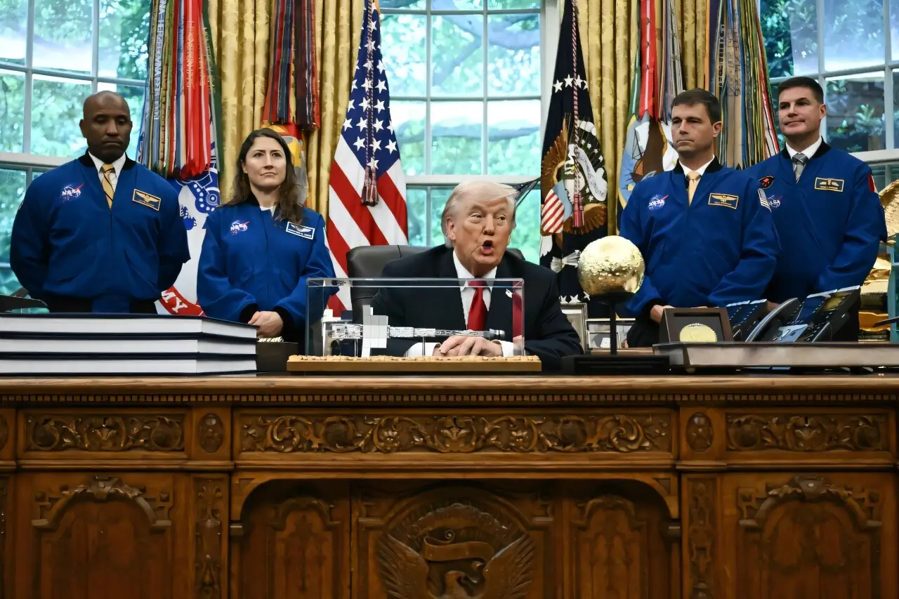 Američki predsjednik Donald Trump govori tijekom susreta s astronautima misije Artemis II u Ovalnom uredu Bijele kuće u Washingtonu, D.C., 29. travnja 2026. S lijeva nadesno: Victor Glover, Christina Koch, Reid Wiseman i Jeremy Hansen.
