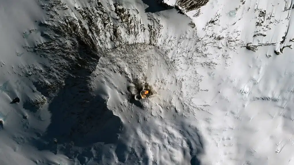 Vatra susreće led na najjužnijem aktivnom vulkanu na svijetu. Zasluge za sliku: Copernicus Sentinel, obrada: Pierre Markuse putem Flickra (CC BY 2.0)