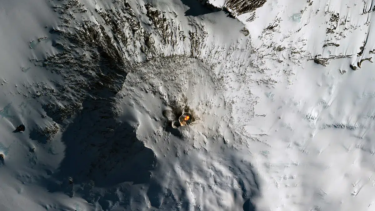 Vatra susreće led na najjužnijem aktivnom vulkanu na svijetu. Zasluge za sliku: Copernicus Sentinel, obrada: Pierre Markuse putem Flickra (CC BY 2.0)