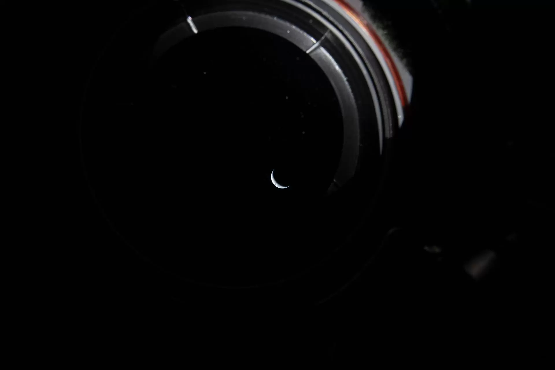 Pogled kroz prozor svemirske letjelice Orion na tanki srp Zemlje obasjan usred crnine svemira. Ovu je snimku snimio član posade misije Artemis II trećeg dana misije. Zasluge: NASA