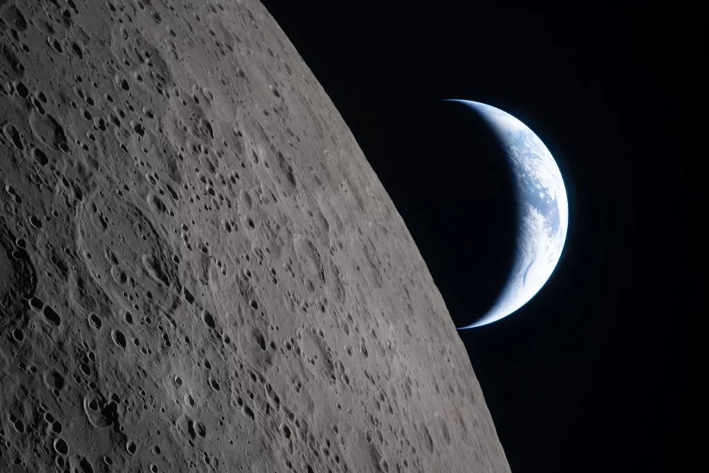 Na ovoj slici koju je objavila NASA vidi se prizor koji je posada misije Artemis II snimila tijekom preleta pokraj Mjeseca, dok Zemlja zalazi iza njega, u ponedjeljak, 6. travnja 2026. Zasluge: NASA/AP