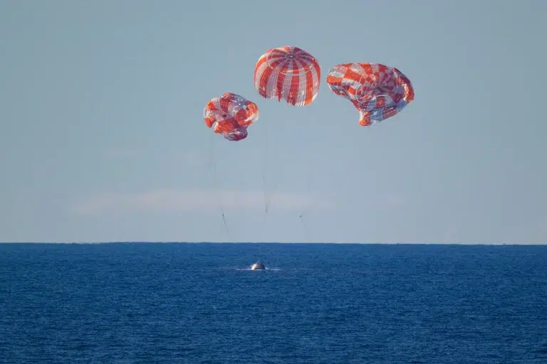 NASA-ina svemirska letjelica Orion s posadom misije Artemis II, u kojoj su bili NASA-ini astronauti Reid Wiseman, zapovjednik, Victor Glover, pilot, Christina Koch, specijalistica misije, te astronaut Kanadske svemirske agencije (CSA) Jeremy Hansen, također specijalist misije, vidi se pri spuštanju u Tihi ocean uz obalu Kalifornije u petak, 10. travnja 2026. Misija Artemis II odvela je Wisemana, Glovera, Koch i Hansena na gotovo desetodnevno putovanje oko Mjeseca i natrag prema Zemlji. Nakon spuštanja u more u 2:07 ujutro po hrvatskom vremenu, timovi NASA-e, američke mornarice i američkog ratnog zrakoplovstva radili su na izvlačenju članova posade i letjelice Orion na brod USS John P. Murtha. Autor fotografije: NASA/Bill Ingalls