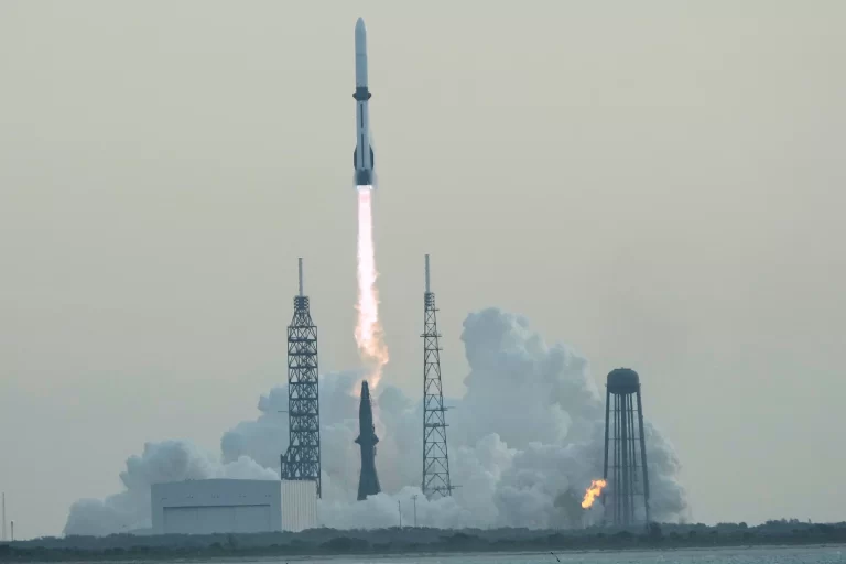 Raketa New Glenn tvrtke Blue Origin uzlijeće s lansirnog kompleksa LC-36 u postaji Cape Canaveral Space Force Station u nedjelju, 19. travnja 2026., u Cape Canaveralu na Floridi. Zasluge: AP Photo/John Raoux