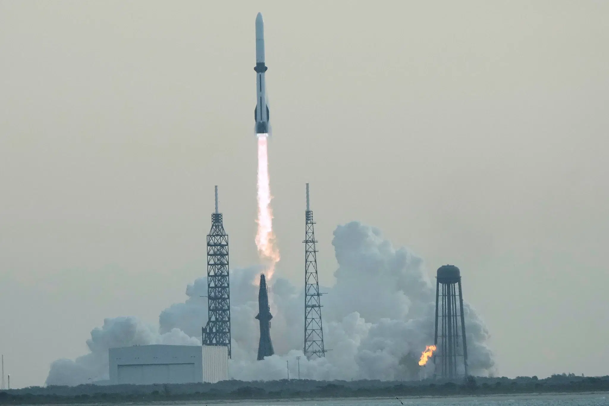 Raketa New Glenn tvrtke Blue Origin uzlijeće s lansirnog kompleksa LC-36 u postaji Cape Canaveral Space Force Station u nedjelju, 19. travnja 2026., u Cape Canaveralu na Floridi. Zasluge: AP Photo/John Raoux