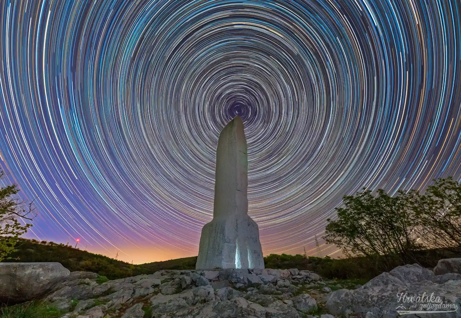 Caption: Zvjezdani tragovi iznad kamenog spomenika glagoljici na Krku. Zasluge: Branko Nađ.