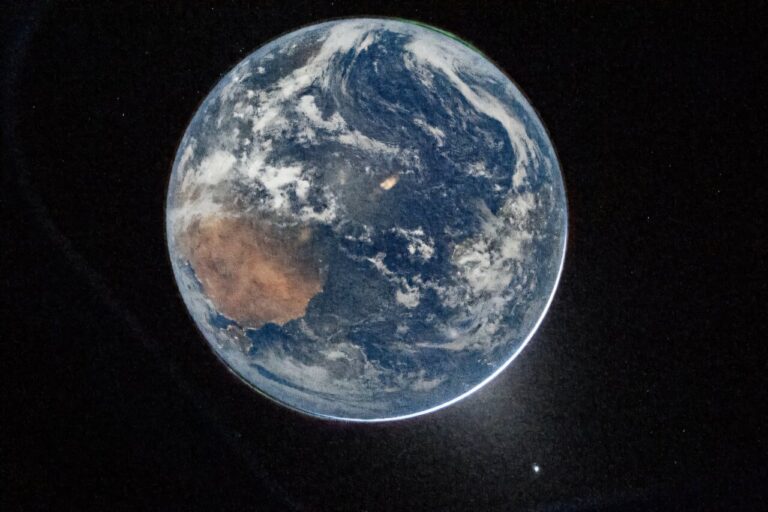 Ova fotografija, koju je NASA objavila kao službeni materijal, a snimio ju je zapovjednik misije Artemis II Reid Wiseman, prikazuje Zemlju viđenu iz letjelice Orion tijekom putovanja prema Mjesecu.