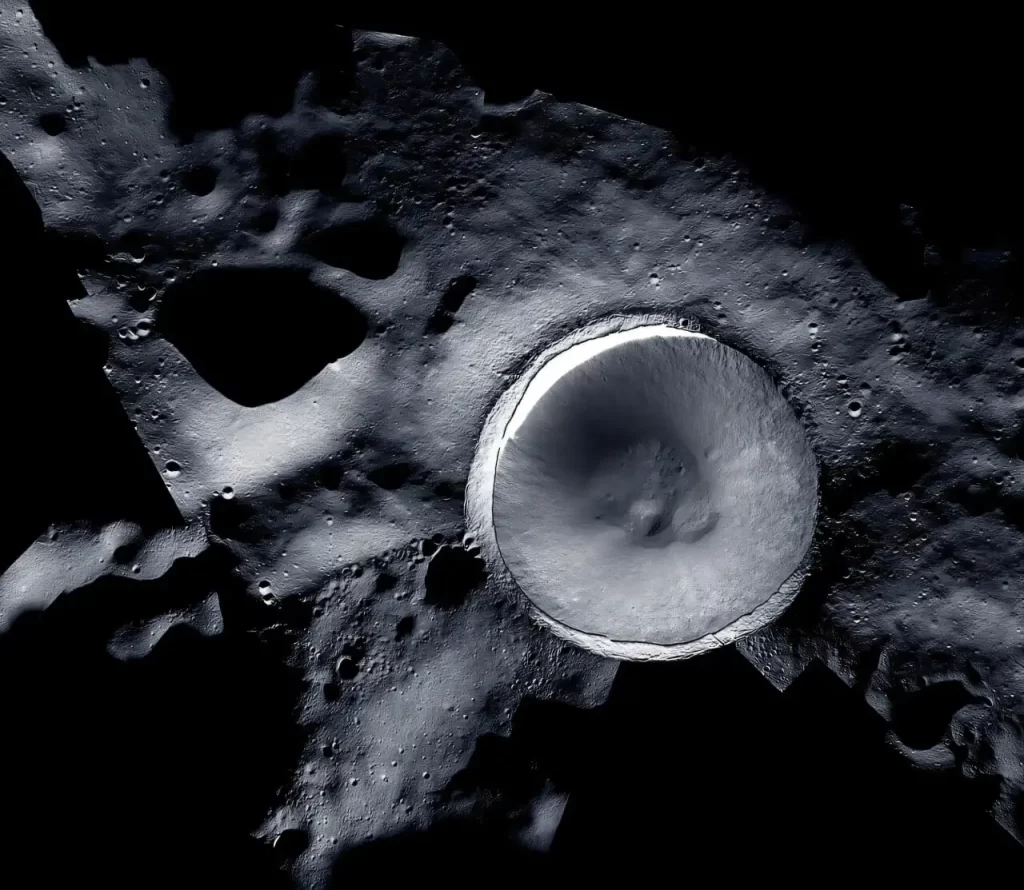 Mjesečev južni pol u središtu ove slike nalazi se na rubu kratera Shackleton. Zasluge: NASA/LROC (Lunar Reconnaissance Orbiter) i timovi ShadowCam