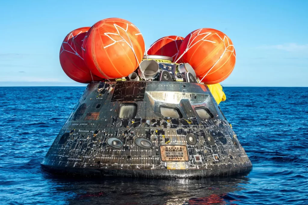 NASA-ina letjelica Orion nakon slijetanja u Tihi ocean tijekom misije Artemis II.