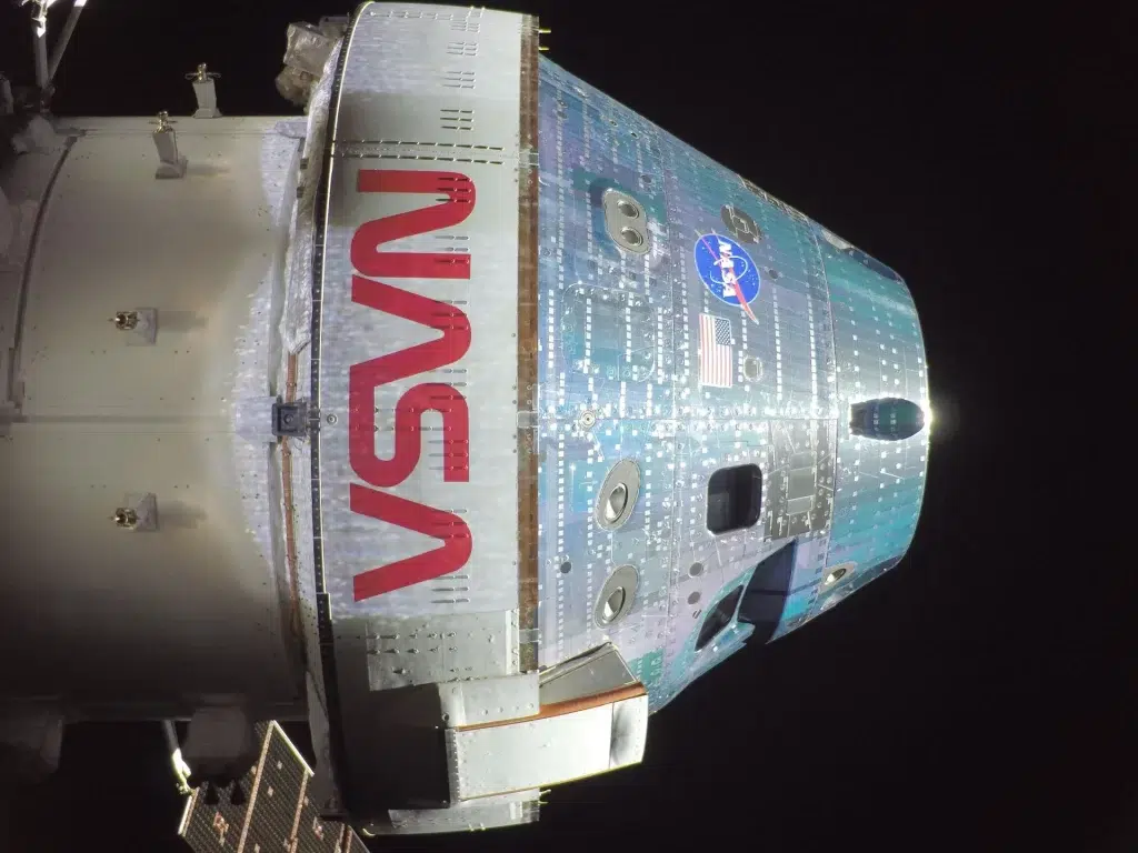 Orion je snimio ovaj visokorezolucijski selfie u svemiru kamerom postavljenom na jednom od krila svojih solarnih panela tijekom rutinske vanjske provjere letjelice, drugoga dana misije Artemis II. Zasluga za sliku: NASA