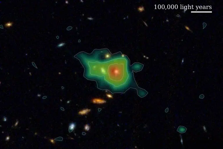 Ogroman halo vodikova plina otkriven u podacima projekta Hobby-Eberly Telescope Dark Energy Experiment (HETDEX), prikazan preko svojega položaja na dubokoj snimci Svemirskog teleskopa James Webb (JWST). Ovaj sustav postojao je prije 11,3 milijarde godina, a sjaji zahvaljujući zajedničkoj svjetlosti mnogih galaksija unutar njega, pri čemu je najsjajnije područje prikazano crvenom bojom. Koristeći podatke HETDEX-a, astronomi su povećali poznati broj takvih haloa više nego deseterostruko, s otprilike 3.000 na više od 33.000. Zasluge: Erin Mentuch Cooper (HETDEX); snimka JWST-a: NASA, ESA, CSA, STScI.