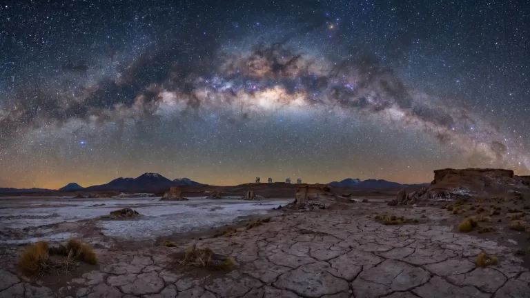 Noćno nebo iznad pustinje Atacama u Čileu, s gustim zvjezdanim poljem i Mliječnom stazom iznad suhog, planinskog krajolika.
