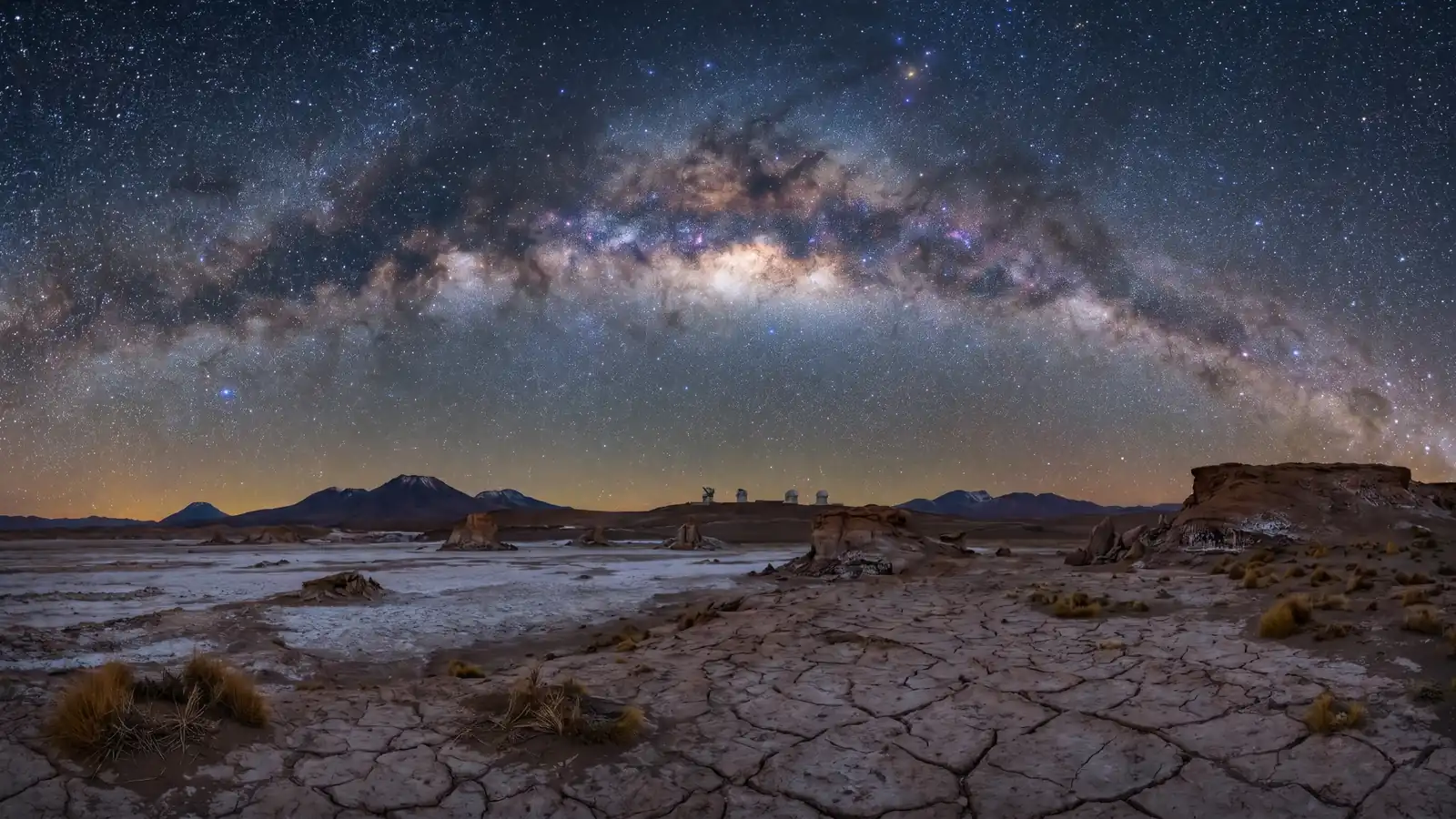 Noćno nebo iznad pustinje Atacama u Čileu, s gustim zvjezdanim poljem i Mliječnom stazom iznad suhog, planinskog krajolika.
