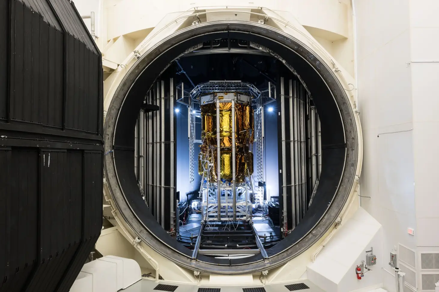 Ekološka ispitivanja lunarnog landera Blue Moon Mark 1 (MK1) tvrtke Blue Origin završena su u toplinsko-vakuumskoj komori Chamber A u NASA-inom Svemirskom centru Johnson u Houstonu. Credit: NASA