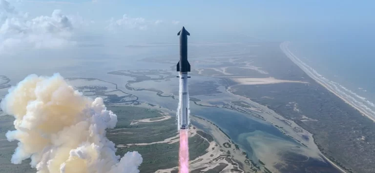 SpaceX-ov Starship tijekom testnog leta iznad obale Teksasa.