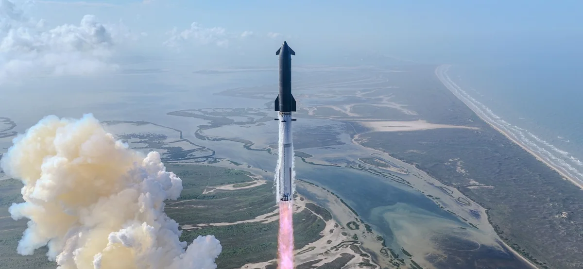 SpaceX-ov Starship tijekom testnog leta iznad obale Teksasa.