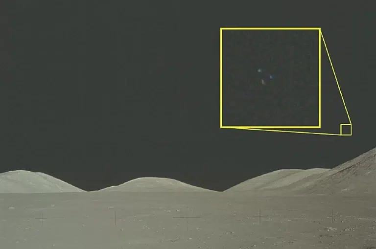 Arhivska snimka NASA-ine misije Apollo 17 na Mjesec iz 1972. prikazuje lunarni planinski lanac, uz uvećani izdvojeni dio fotografije koji ističe tri svijetle točkice na nebu. Zasluge: NASA