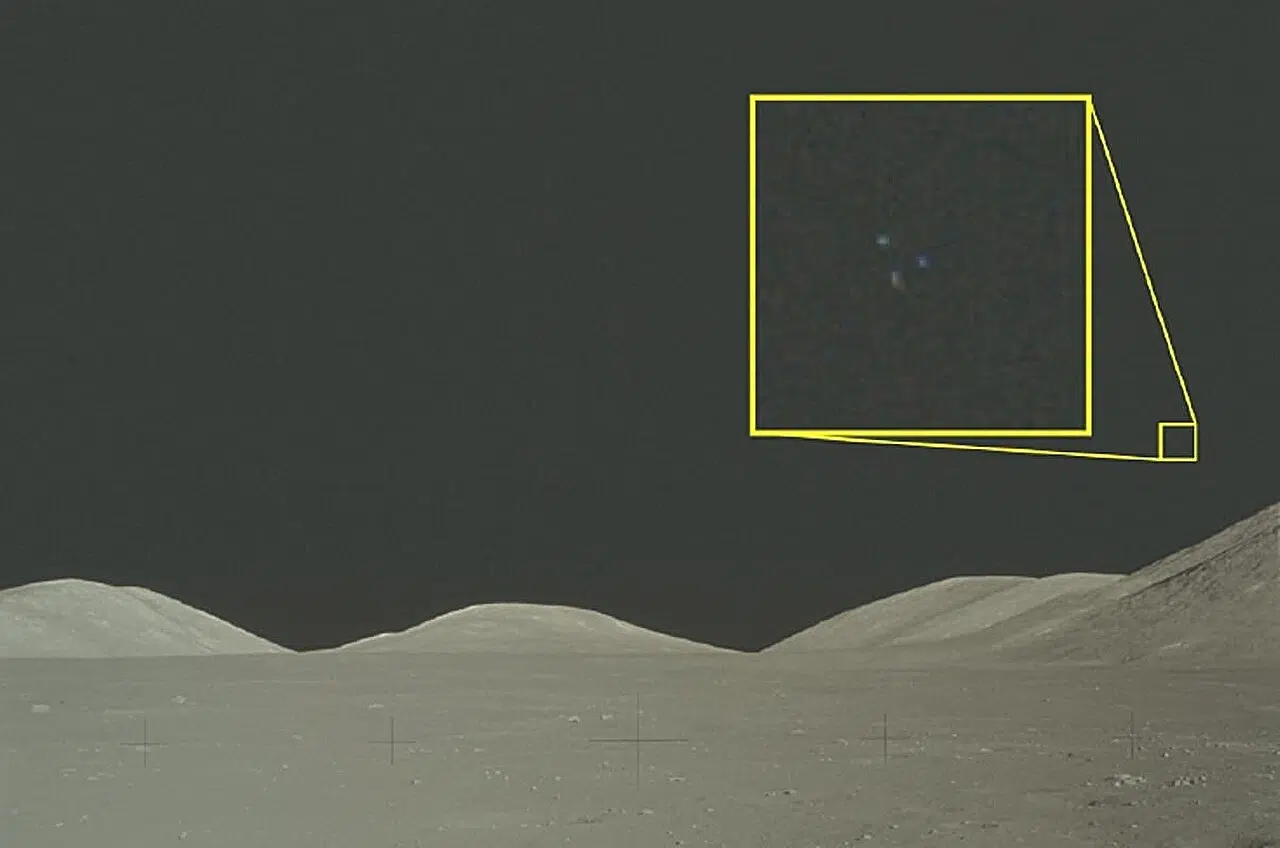 Arhivska snimka NASA-ine misije Apollo 17 na Mjesec iz 1972. prikazuje lunarni planinski lanac, uz uvećani izdvojeni dio fotografije koji ističe tri svijetle točkice na nebu. Zasluge: NASA