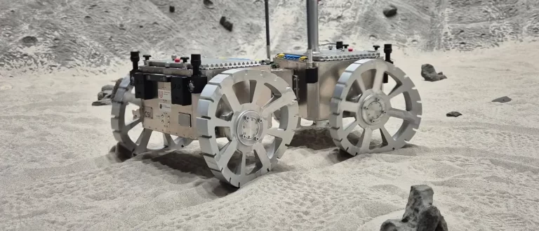 Eksperimentalni rover za Mars s velikim metalnim kotačima testira se na pješčanoj podlozi.