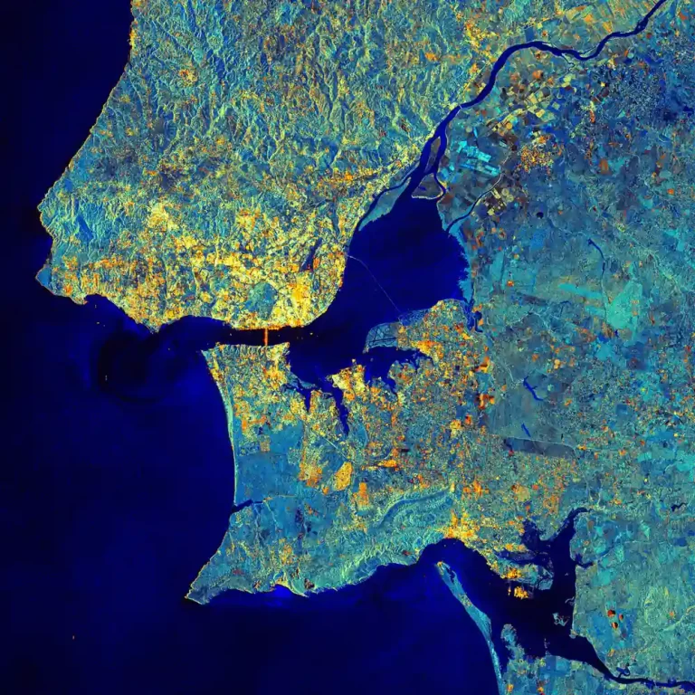 Ova radarska snimka satelita Sentinel-1A prikazuje metropolitansko područje Lisabona, glavnog grada Portugala. Iz gornjeg desnog kuta ulazi rijeka Tejo. Rijeka teče prema zapadu kroz Portugal i ulijeva se u Atlantski ocean kod Lisabona. Njezin estuarij, vidljiv u središtu slike, prirodni je rezervat i Ramsarsko močvarno područje od međunarodne važnosti. S prostranim muljevitim pličinama, slanim močvarama, tršćacima i umjetnim solanama, to je područje važno za oko 16 vrsta vodenih ptica koje ondje zimuju ili se zaustavljaju tijekom selidbe, za brojne vrste ptica koje se ondje gnijezde te za europsku vidru. Izvan rezervata prisutni su ribolov, skupljanje školjkaša i poljoprivreda, što se vidi po geometrijskim oblicima poljoprivrednih parcela. Središte Lisabona nalazi se na sjevernoj obali rijeke Tejo, a na slici se prepoznaje po snažnim radarskim refleksijama zgrada i drugih građevina. Vidljive su i refleksije visećeg mosta koji povezuje Lisabon s Almadom na južnoj obali. Dalje prema istoku, iako manje jasno, nalazi se most Vasco da Gama, najdulji most u Europi, dug 17,2 kilometra. Izvor: podaci programa Copernicus / ESA (2014).