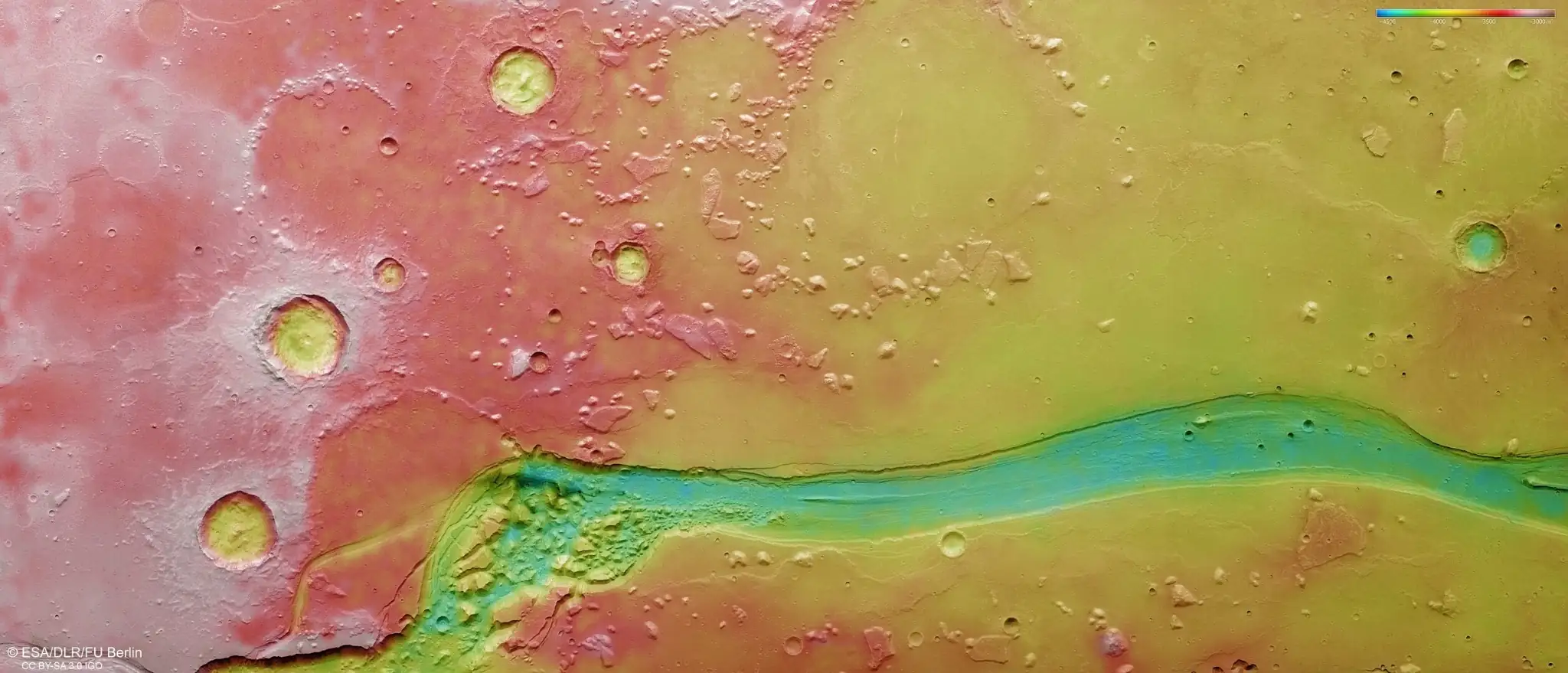 Topografska karta dijela Shalbatana Vallis na Marsu, s nižim područjima označenima plavim i zelenim bojama te višim područjima označenima bijelim i crvenim nijansama.