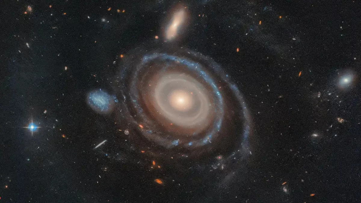 Galaksiju Bullseye okružuje devet koncentričnih prstenova, daleko više nego bilo koju drugu dosad otkrivenu galaksiju. Zasluge: NASA, ESA, I. Pasha (Yale), P. van Dokkum (Yale)