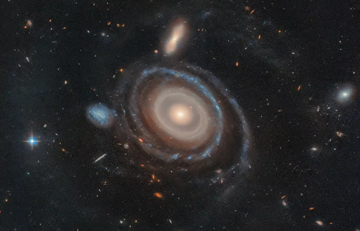 Galaksiju Bullseye okružuje devet koncentričnih prstenova, daleko više nego bilo koju drugu dosad otkrivenu galaksiju. Zasluge: NASA, ESA, I. Pasha (Yale), P. van Dokkum (Yale)