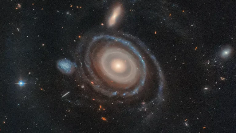 Galaksiju Bullseye okružuje devet koncentričnih prstenova, daleko više nego bilo koju drugu dosad otkrivenu galaksiju. Zasluge: NASA, ESA, I. Pasha (Yale), P. van Dokkum (Yale)