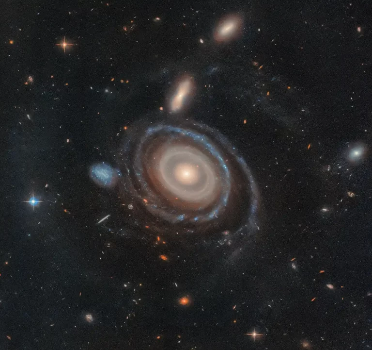 Galaksiju Bullseye okružuje devet koncentričnih prstenova, daleko više nego bilo koju drugu dosad otkrivenu galaksiju. Zasluge: NASA, ESA, I. Pasha (Yale), P. van Dokkum (Yale)