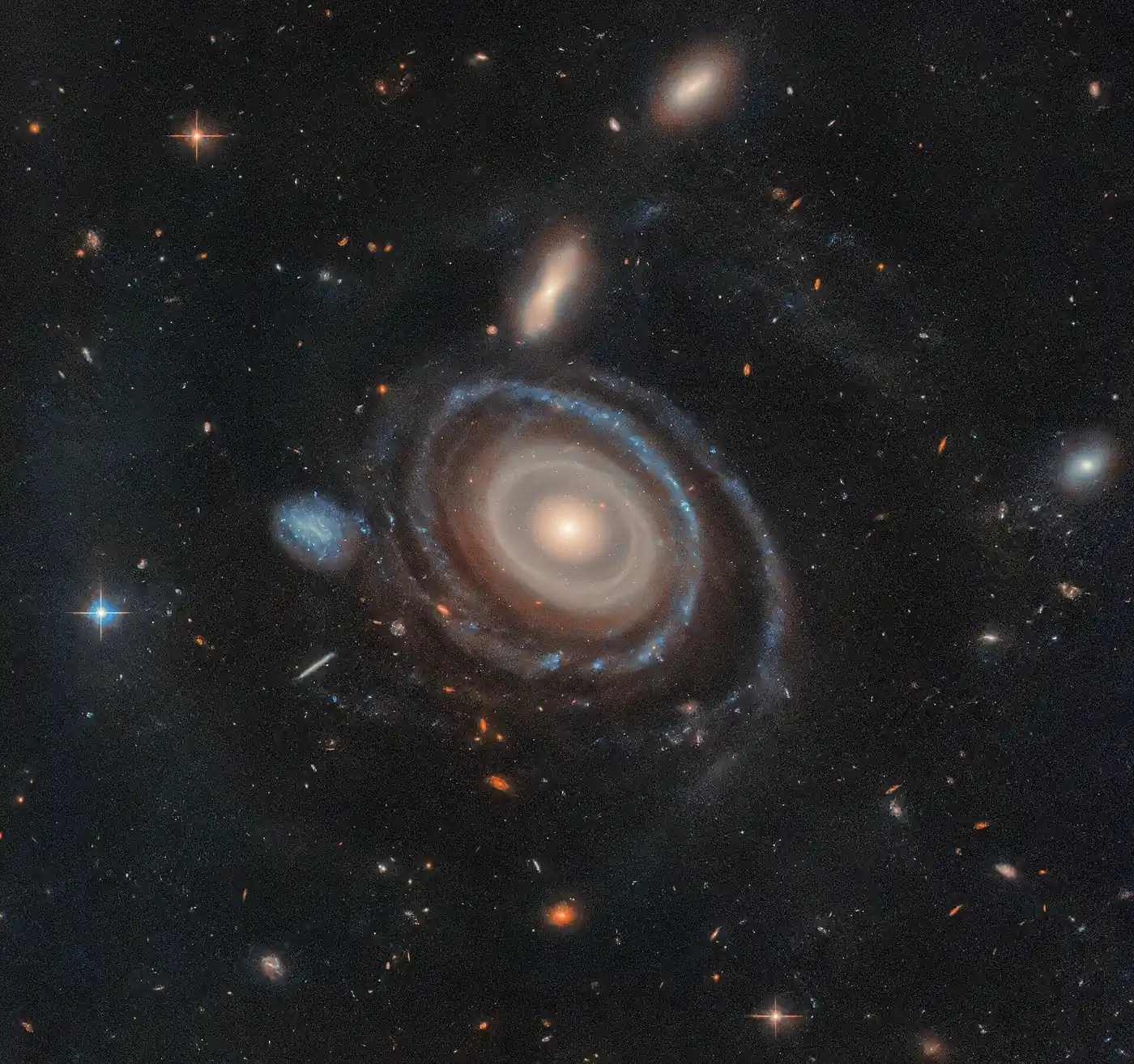 Galaksiju Bullseye okružuje devet koncentričnih prstenova, daleko više nego bilo koju drugu dosad otkrivenu galaksiju. Zasluge: NASA, ESA, I. Pasha (Yale), P. van Dokkum (Yale)
