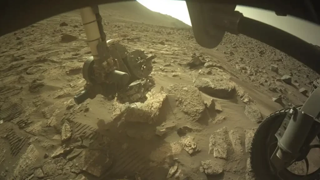 Rover Perseverance na površini Marsa analizira stijenu Cheyava Falls instrumentom SHERLOC na robotskoj ruci.