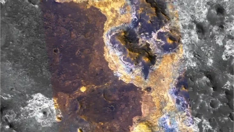 Površina Marsa u područjima Oxia Planum i Mawrth Vallis, s vidljivim prijelazom između jedinica bogatih glinom u obojenom prikazu podataka kamere HiRISE.