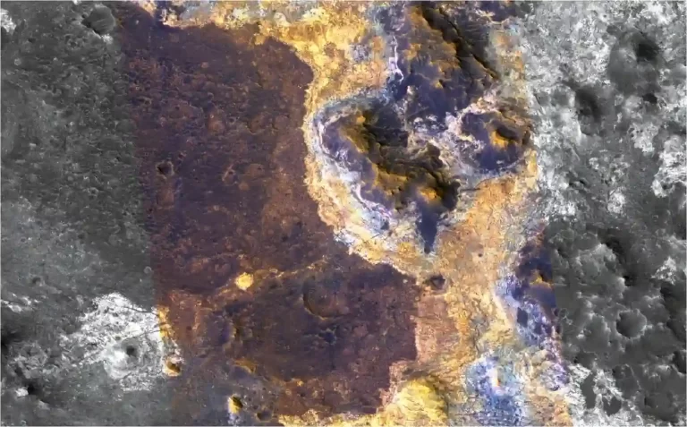 Površina Marsa u područjima Oxia Planum i Mawrth Vallis, s vidljivim prijelazom između jedinica bogatih glinom u obojenom prikazu podataka kamere HiRISE.