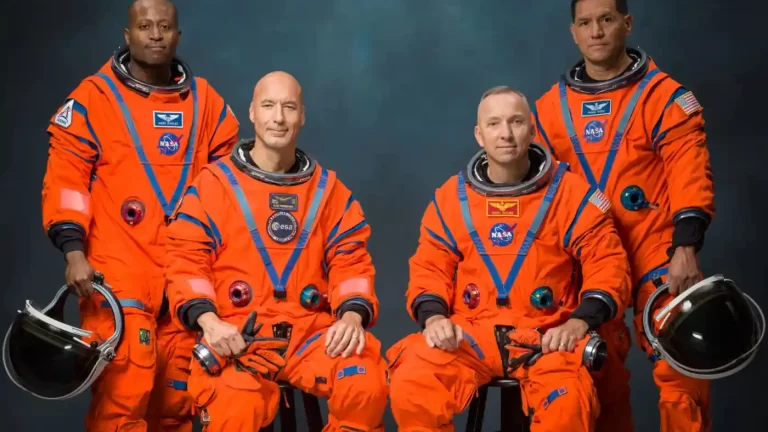 Ova nedatirana fotografija koju je NASA objavila u utorak, 9. lipnja 2026., prikazuje posadu misije Artemis III, slijeva: Andre Douglas, Luca Parmitano, Randy Bresnik i Frank Rubio, tijekom poziranja za službeni portret. Zasluge: Bill Stafford/NASA