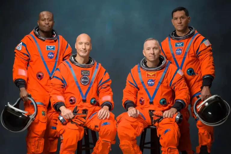 Ova nedatirana fotografija koju je NASA objavila u utorak, 9. lipnja 2026., prikazuje posadu misije Artemis III, slijeva: Andre Douglas, Luca Parmitano, Randy Bresnik i Frank Rubio, tijekom poziranja za službeni portret. Zasluge: Bill Stafford/NASA