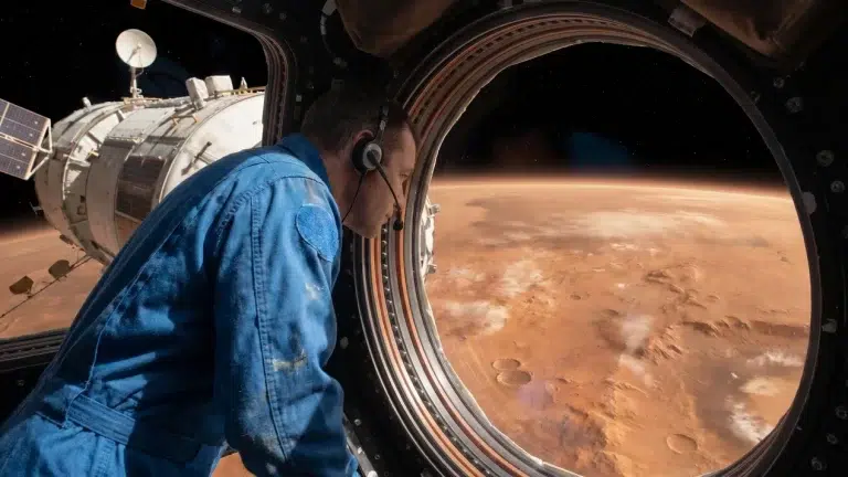 Astronaut promatra Mars kroz veliki prozor svemirske letjelice, s dijelom orbitalnog modula vidljivim u pozadini.