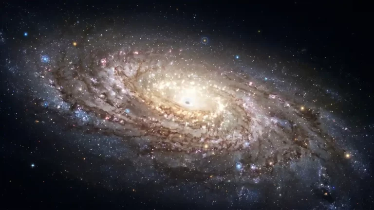 Spiralna galaksija s blistavom jezgrom, tamnim prašinastim trakama i brojnim zvijezdama raspršenima kroz galaktički disk.