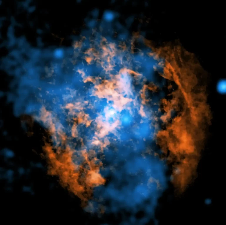 Ova kompozitna fotografija prikazuje dokaz vjetra koji se širi od Sagittarius A* (Sgr A*), supermasivne crne rupe u središtu naše galaksije. Bijela točka u središtu fotografije označava Sgr A*. Narančasto su prikazani podaci sustava radioteleskopa Atacama Large Millimeter/Submillimeter Array (ALMA) u Čileu, koji mapiraju položaj hladnog plina sastavljenog od ugljikova monoksida. Plavom bojom prikazani su rendgenski podaci NASA-inog rendgenskog opservatorija Chandra. Zasluge: Rendgenski podaci: NASA/CXC/Northwestern Univ./M. Gorski; radijski podaci: ESO/NAOJ/NRAO/ALMA; obrada: NASA/CXC/SAO/K. Arcand i P. Edmonds.