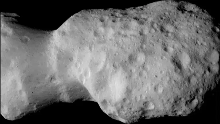 Krupni prikaz jednog od kraterima obilježenih režnjeva asteroida Donaldjohanson. Zasluge: NASA/GSFC/SwRI/JHU-APL