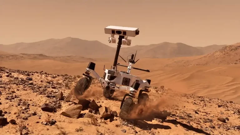 NASA-in prototip rovera ERNEST kreće se preko kamenitog i prašnjavog terena nalik površini Marsa.