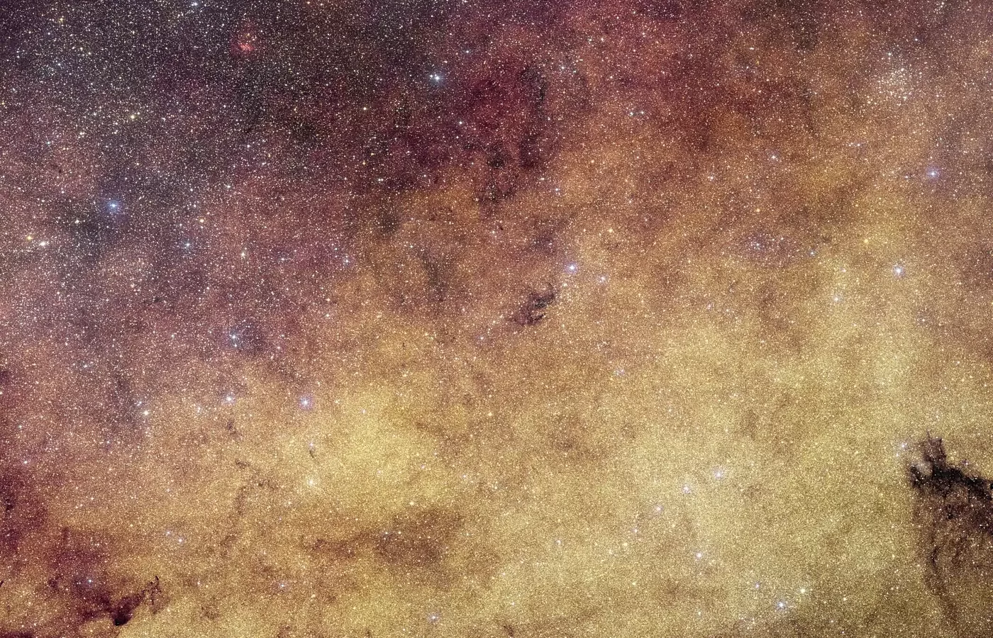 Euclidova fotografija središta Mliječne staze prikazuje gusto zvjezdano polje s milijunima zvijezda, tamnim oblacima prašine i žućkastim sjajem galaktičkog izbočenja.