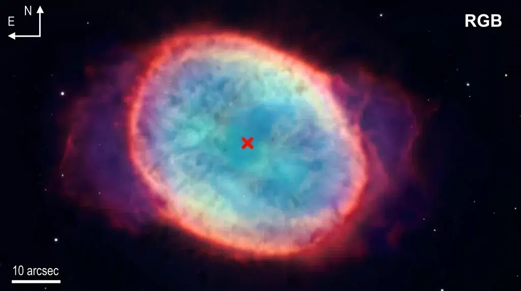 RGB kompozitna fotografija NGC 6563 prikazuje prostorni raspored glavnih emisijskih linija maglice, pri čemu su [N II], Hα i [O III] dodijeljeni crvenom, zelenom i plavom kanalu. Crveni križ označava položaj središnje zvijezde prema katalogu Gaia DR3. Zasluge: Al i sur., 2026. Kozmos.hr